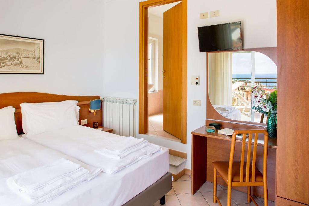 Hotel Tritone